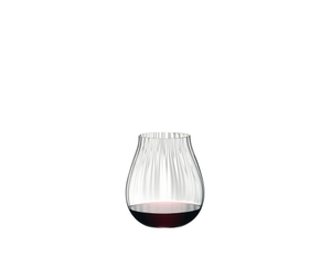 RIEDEL Tumbler Collection Optical O verre tout usage rempli avec une boisson sur fond blanc