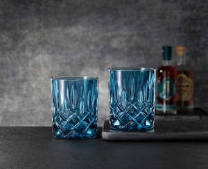 NACHTMANN Noblesse Whisky Tumbler vintage blue in use