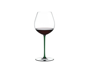 RIEDEL Fatto A Mano Pinot Noir - Grün gefüllt mit einem Getränk auf weißem Hintergrund