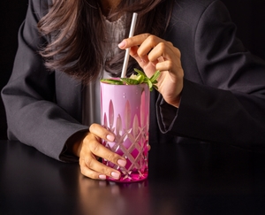 RIEDEL Laudon Highball - rosè/pink in use