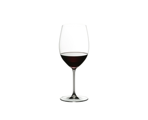 RIEDEL Veritas Cabernet/Merlot riempito con una bevanda su sfondo bianco