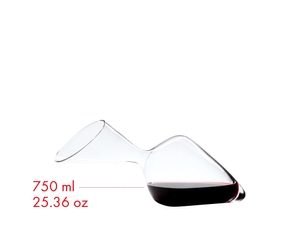 RIEDEL Decanter Tyrol riempito con una bevanda su sfondo bianco