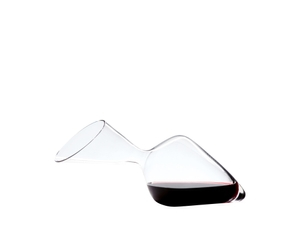 RIEDEL Decanter Tyrol riempito con una bevanda su sfondo bianco