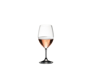 RIEDEL Drink Specific Glassware bicchiere universale riempito con una bevanda su sfondo bianco