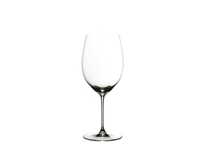 RIEDEL Veritas Cabernet/Merlot riempito con una bevanda su sfondo bianco