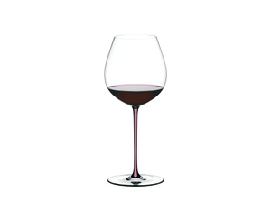 RIEDEL Fatto A Mano Pinot Noir - Mauve gefüllt mit einem Getränk auf weißem Hintergrund