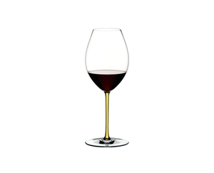 RIEDEL Fatto A Mano Syrah - jaune rempli avec une boisson sur fond blanc