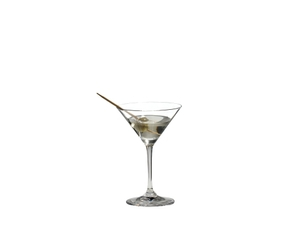 RIEDEL Vinum Martini gefüllt mit einem Getränk auf weißem Hintergrund