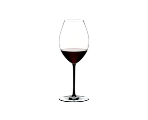 RIEDEL Fatto A Mano Syrah - noir rempli avec une boisson sur fond blanc