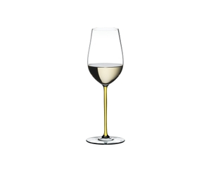 RIEDEL Fatto A Mano Riesling/Zinfandel - giallo riempito con una bevanda su sfondo bianco