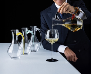 RIEDEL Fatto A Mano Cabernet Magnum Décanteur - jaune en action