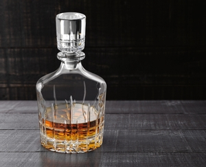 SPIEGELAU Perfect Serve Collection Decanter da whisky in uso