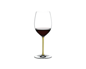 RIEDEL Fatto A Mano Cabernet / Merlot - jaune rempli avec une boisson sur fond blanc