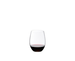 RIEDEL The O Wine Tumbler Cabernet/Merlot rempli avec une boisson sur fond blanc