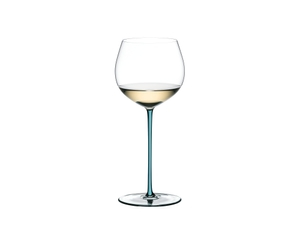 RIEDEL Fatto A Mano verre à Chardonnay élevé en fût - turquoise rempli avec une boisson sur fond blanc