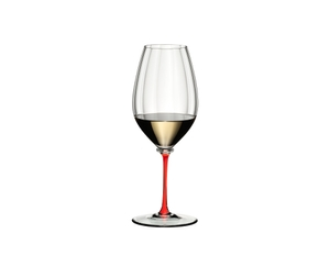 RIEDEL Fatto A Mano Performance Riesling - rosso riempito con una bevanda su sfondo bianco