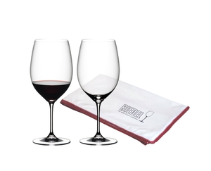 RIEDEL Vinum + Regalo riempito con una bevanda su sfondo bianco