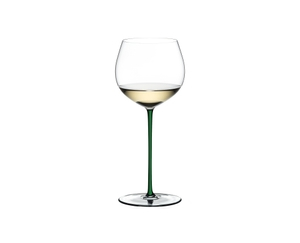 RIEDEL Fatto A Mano Oaked Chardonnay barrique - verde riempito con una bevanda su sfondo bianco