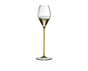 RIEDEL High Performance Champagnerglas - Gelb gefüllt mit einem Getränk auf weißem Hintergrund