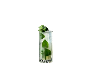 RIEDEL Drink Specific Glassware Highball Glas gefüllt mit einem Getränk auf weißem Hintergrund