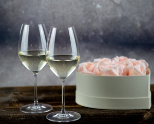 RIEDEL Vinum Champagne Wine Glass in use