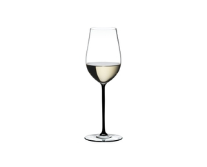 RIEDEL Fatto A Mano Riesling/Zinfandel - negro con bebida en un fondo blanco