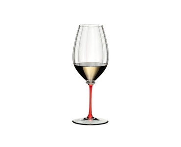 RIEDEL Fatto A Mano Performance Riesling - rouge rempli avec une boisson sur fond blanc