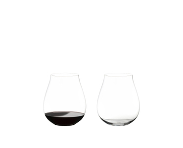 RIEDEL The O Wine Tumbler Neue Welt Pinot Noir gefüllt mit einem Getränk auf weißem Hintergrund