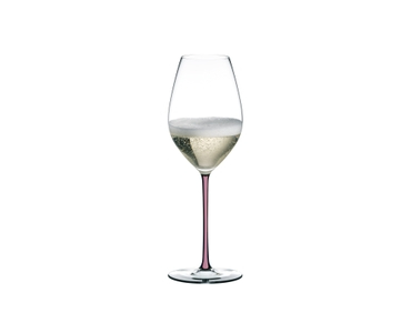 RIEDEL Fatto A Mano Champagner Weinglas - Mauve gefüllt mit einem Getränk auf weißem Hintergrund