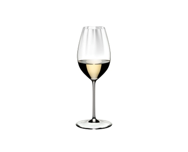 RIEDEL Performance Sauvignon Blanc gefüllt mit einem Getränk auf weißem Hintergrund