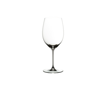 RIEDEL Veritas Cabernet/Merlot rempli avec une boisson sur fond blanc