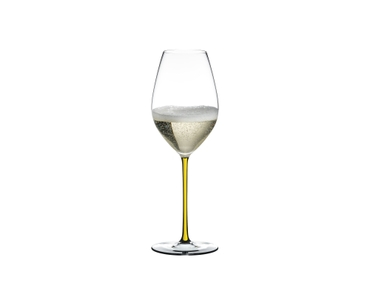RIEDEL Fatto A Mano Champagner Weinglas - Gelb gefüllt mit einem Getränk auf weißem Hintergrund