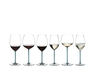 An unfilled RIEDEL Fatto A Mano Oaked Chardonnay glass in turquoise on a white background with product dimensions: Height: 250 mm | 9.84 inch Biggest diameter: 108 mm | 4.25 inch Base diameter: 96 mm | 3.78 inch. 