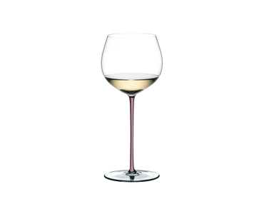 RIEDEL Fatto A Mano Chardonnay (im Fass gereift) - Mauve gefüllt mit einem Getränk auf weißem Hintergrund