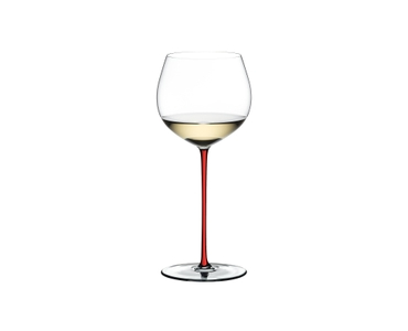 RIEDEL Fatto A Mano Chardonnay (im Fass gereift) - Rot gefüllt mit einem Getränk auf weißem Hintergrund