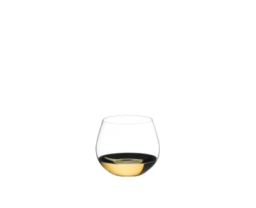 RIEDEL The O Wine Tumbler Chardonnay Barrique riempito con una bevanda su sfondo bianco