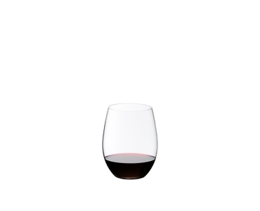 RIEDEL The O Wine Tumbler Cabernet/Merlot con bebida en un fondo blanco