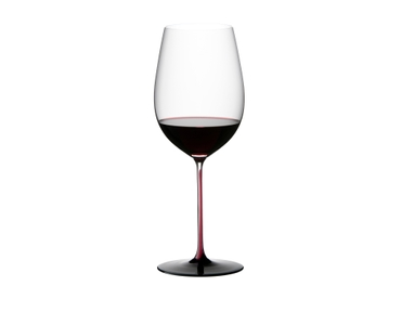 RIEDEL Black Series Collector's Edition Bordeaux Grand Cru gefüllt mit einem Getränk auf weißem Hintergrund