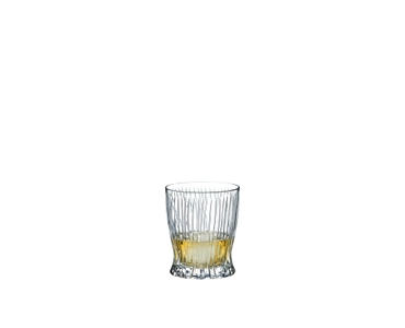 RIEDEL Tumbler Collection Fire Whisky gefüllt mit einem Getränk auf weißem Hintergrund