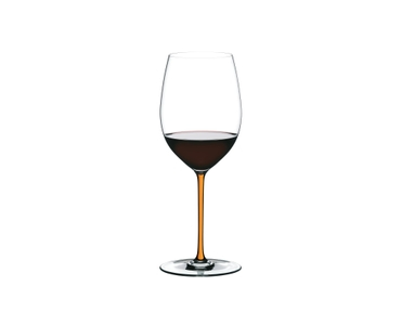 RIEDEL Fatto A Mano Cabernet/Merlot - Orange gefüllt mit einem Getränk auf weißem Hintergrund