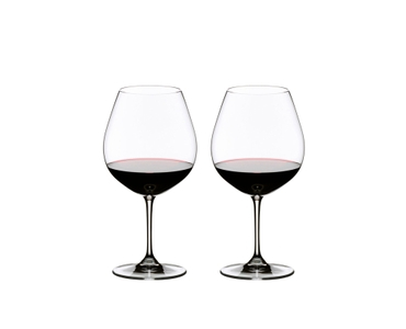 RIEDEL Vinum Pinot Noir (Burgunder Rot) gefüllt mit einem Getränk auf weißem Hintergrund