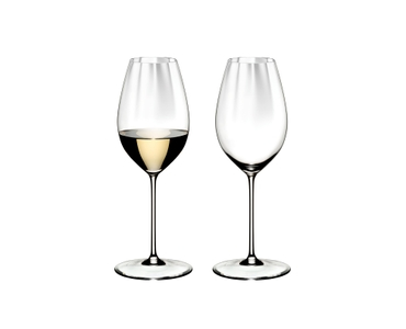 RIEDEL Performance Sauvignon Blanc gefüllt mit einem Getränk auf weißem Hintergrund