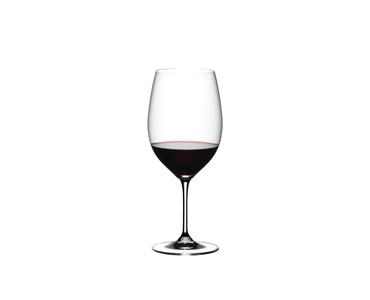 RIEDEL Vinum + Regalo riempito con una bevanda su sfondo bianco