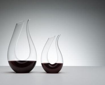 RIEDEL Amadeo Mini Decanter in use