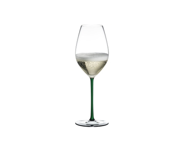 RIEDEL Fatto A Mano verre à vin de Champagne - vert rempli avec une boisson sur fond blanc