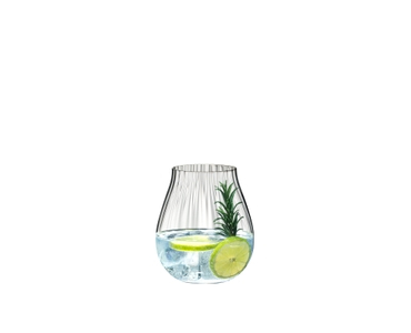 RIEDEL Gin Set Optic O gefüllt mit einem Getränk auf weißem Hintergrund