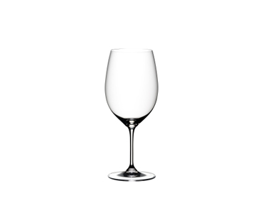 RIEDEL Vinum + Regalo riempito con una bevanda su sfondo bianco