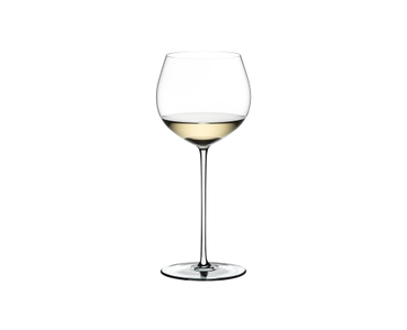 RIEDEL Fatto A Mano Chardonnay barrica - blanco con bebida en un fondo blanco