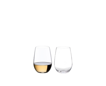 RIEDEL The O Wine Tumbler Riesling/Sauvignon Blanc gefüllt mit einem Getränk auf weißem Hintergrund