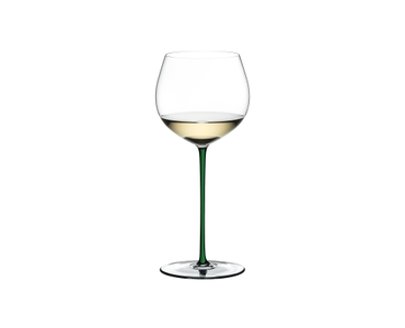 RIEDEL Fatto A Mano Oaked Chardonnay barrique - verde riempito con una bevanda su sfondo bianco